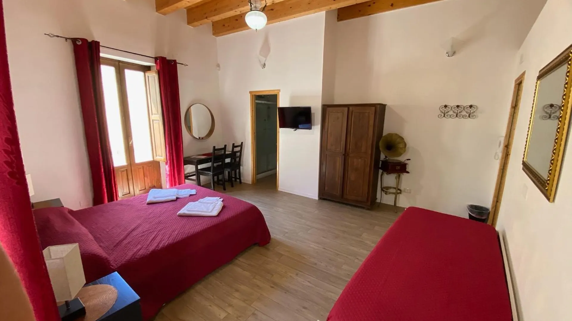 Decadracma rooms Syracuse 0*,  Italia